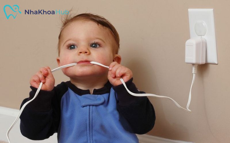 Dấu hiệu đi tướt mọc răng của trẻ và cách xử lý cho ba mẹ Không để trẻ tiếp xúc với những đồ vật không an toàn, làm tổn thương nướu