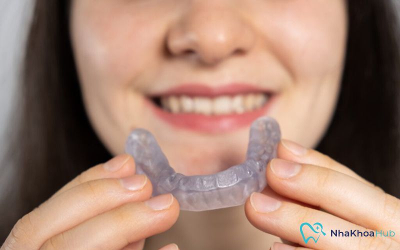 Khi tháo ra, cần thao tác nhẹ nhàng để tránh tổn thương nướu và răng