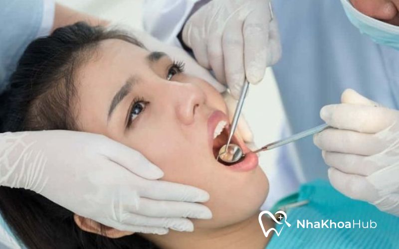 Sau khi nhổ bỏ răng nên đến khoa tái khám đúng lịch hẹn để bác sĩ theo dõi quá trình lành vết thương 