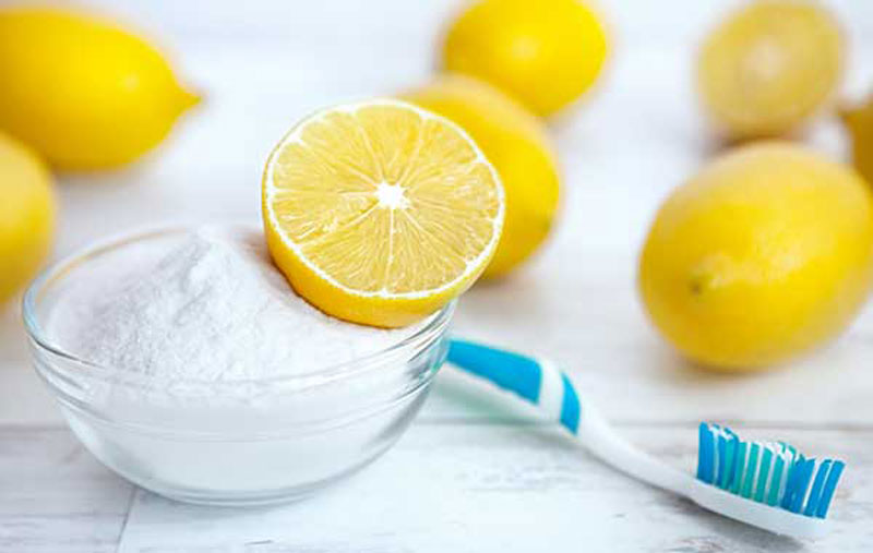 Làm trắng răng bằng baking soda và kem đánh răng an toàn Kết hợp nước cốt chanh với baking soda giúp làm sạch và loại bỏ mảng bám hiệu quả