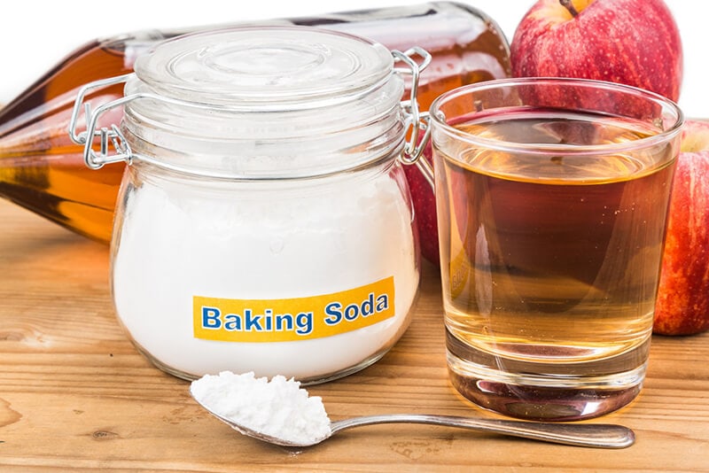 Làm trắng răng bằng baking soda và kem đánh răng an toàn Kết hợp giấm với baking soda tạo ra phản ứng sủi bọt giúp tăng khả năng làm sạch