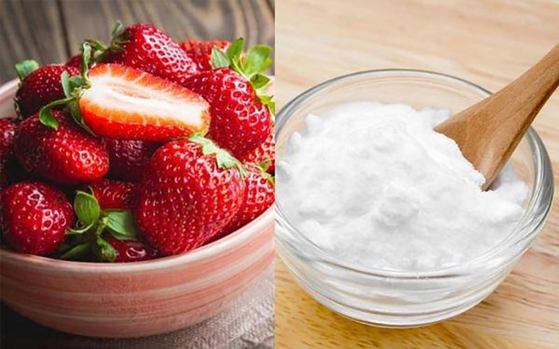 Làm trắng răng bằng baking soda và kem đánh răng an toàn Dâu tây pha trộn với baking soda tạo thành hỗn hợp làm sạch sâu và tẩy trắng răng tự nhiên