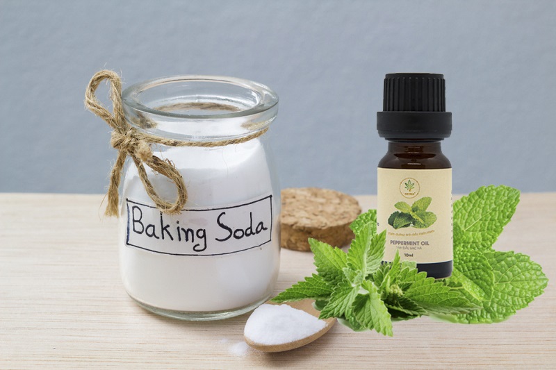 Làm trắng răng bằng baking soda và kem đánh răng an toàn Khi trộn tinh dầu bạc hà với baking soda tạo ra hỗn hợp làm trắng răng và giảm mùi hôi miệng