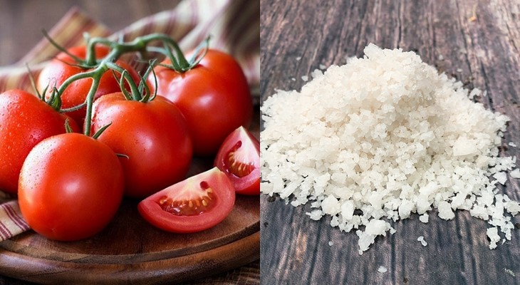 Khi hòa trộn chung muối với cà chua tạo ra hỗn hợp giúp loại bỏ mảng bám hiệu quả