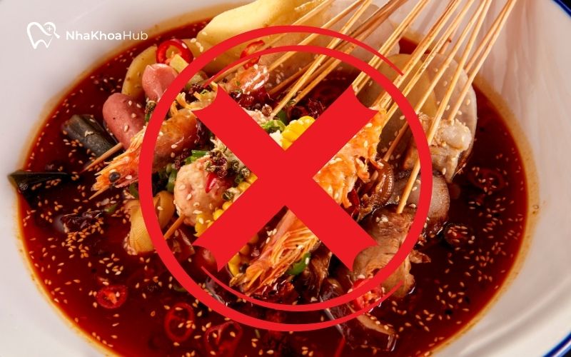 Hạn chế ăn đồ cay nóng gây đau, sưng và làm tổn thương nướu sau khi nhổ răng