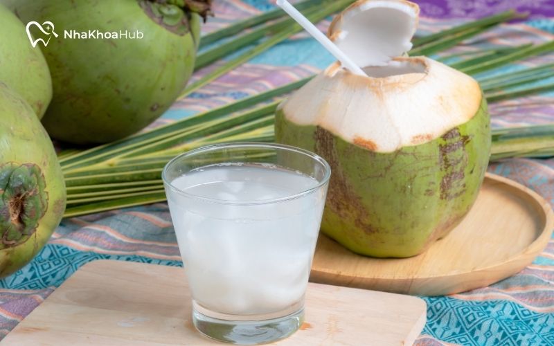 Nước dừa có tác dụng kháng khuẩn nhẹ giảm nguy cơ nhiễm trùng.