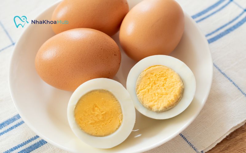 Ăn trứng để cung cấp năng lượng cho cơ thể sau nhổ răng