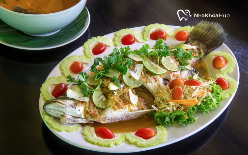 Ăn các loại cá mềm, ít xương và nấu chín kỹ để tránh làm tổn thương nướu