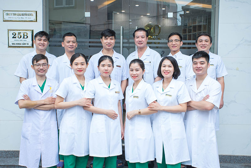 Nha khoa Cẩm Tú BS Hùng uy tín #1 tại Vinh, Nghệ An Đứng sau sự phát triển bền vững của Cẩm Tú là BS Đặng Việt Hùng cùng tập thể các nha sĩ