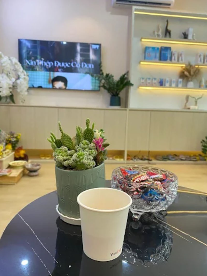 Không gian phòng chờ thông thoáng, đầy đủ tiện ích để khách hàng trong quá trình chờ đợi thưởng thức 