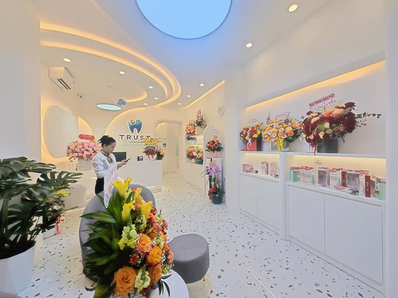 Nha khoa Trust: Chuyên môn vững vàng trao đi tin cậy Trust đã từng bước kiến tạo một không gian nha khoa vừa chuyên nghiệp theo chuẩn quốc tế vừa gần gũi như một gia đình