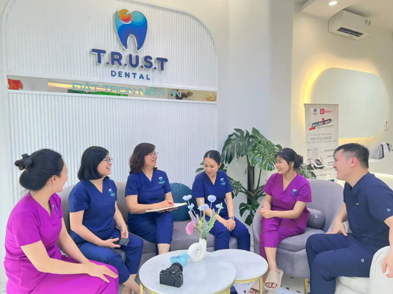 Nha khoa Trust: Chuyên môn vững vàng trao đi tin cậy Ekip bác sĩ và phụ tá sẽ trở thành những người bạn đồng hành tận tụy trong từng dịch vụ