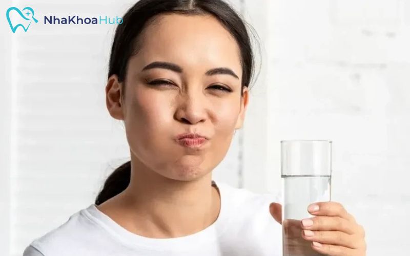 Giải đáp chi tiết: Nhổ răng có nên súc miệng nước muối không? Việc sử dụng nước muối có thể mang lại nhiều lợi ích cho sức khỏe răng miệng