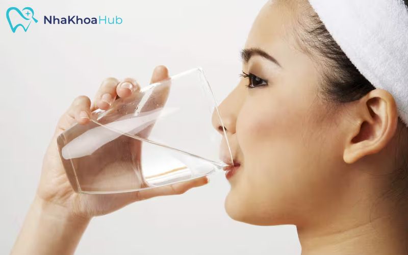 Giải đáp chi tiết: Nhổ răng có nên súc miệng nước muối không? Sử dụng nước pha loãng với muối súc miệng thường xuyên sẽ giúp giữ cho vết thương không bị nhiễm trùng