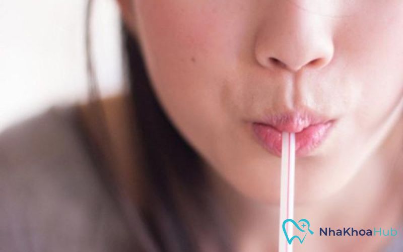 Giải đáp chi tiết: Nhổ răng có nên súc miệng nước muối không? Mất cục máu đông sẽ làm chậm quá trình lành của răng mà còn đòi hỏi phải điều trị bổ sung từ bác sĩ nha khoa