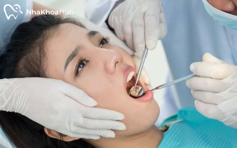 Sau khi thực hiện nhổ lấy răng sẽ được bác sĩ tư vấn cách chăm sóc giảm sưng đau