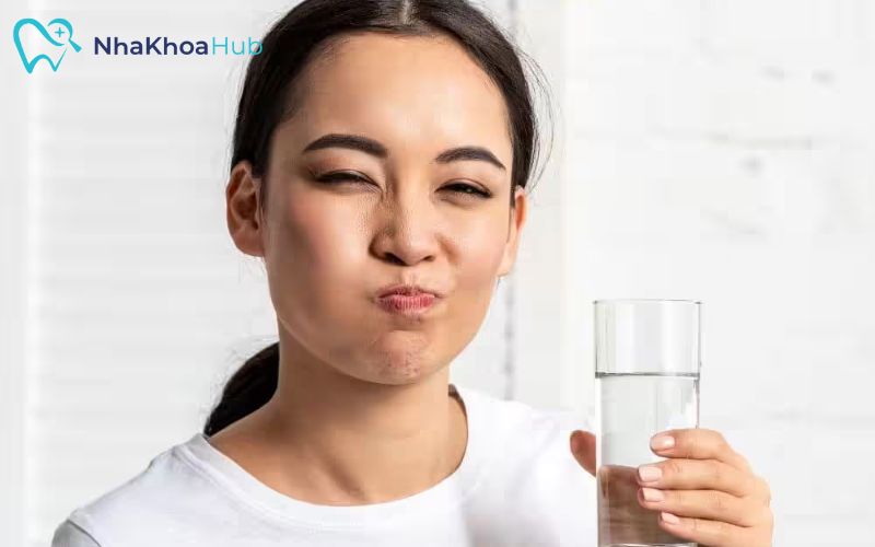 Súc miệng bằng nước muối ấm để làm sạch và giảm nguy cơ nhiễm trùng