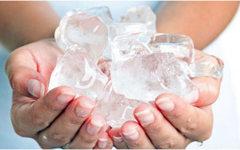 Dùng đá lạnh chườm lên vùng răng lung lay cần nhổ để gây tê nướu