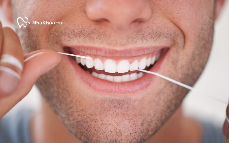 Sử dụng chỉ nha khoa ít nhất một lần mỗi ngày để làm sạch giữa các kẽ răng