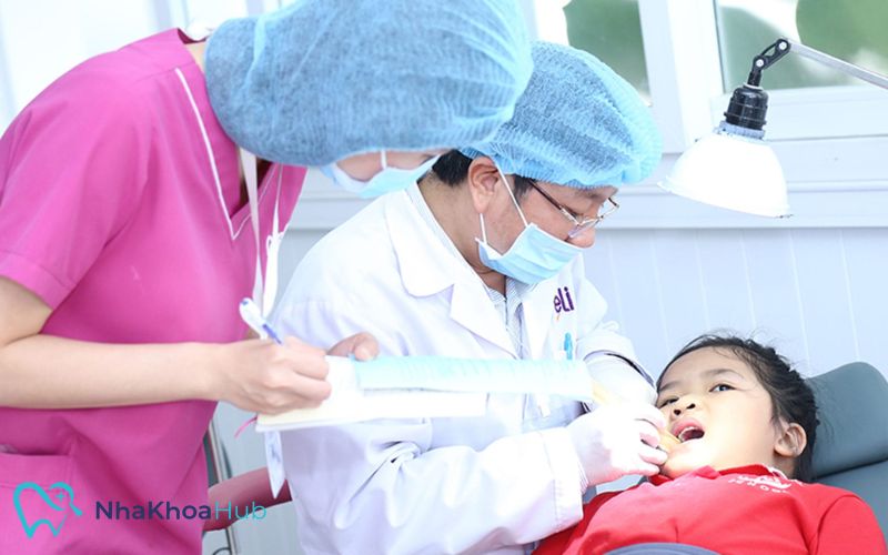 Bác sĩ tiến hành gây tê tại chỗ và sử dụng dụng cụ chuyên dụng để loại bỏ răng