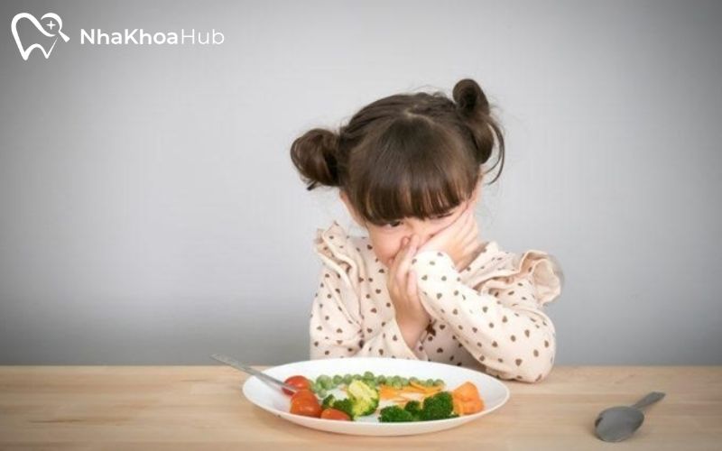 Trẻ biếng ăn hoặc khó chịu khi ăn do vùng nướu còn nhạy cảm