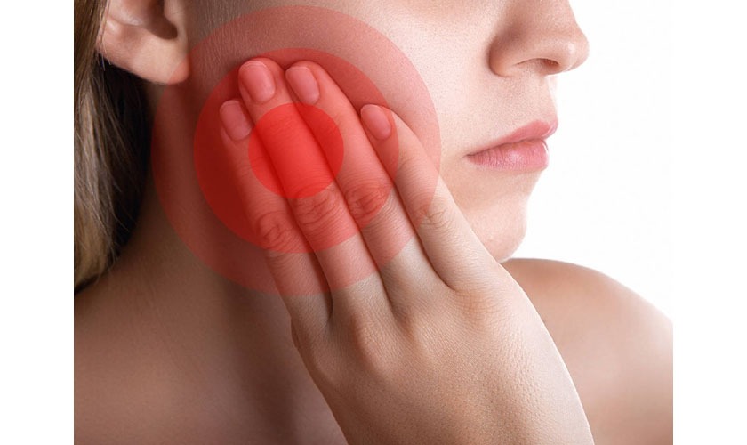 Răng mọc lệch có thể tạo áp lực lên các dây thần kinh vùng mặt, dẫn đến tê bì ở môi, má hoặc lưỡi