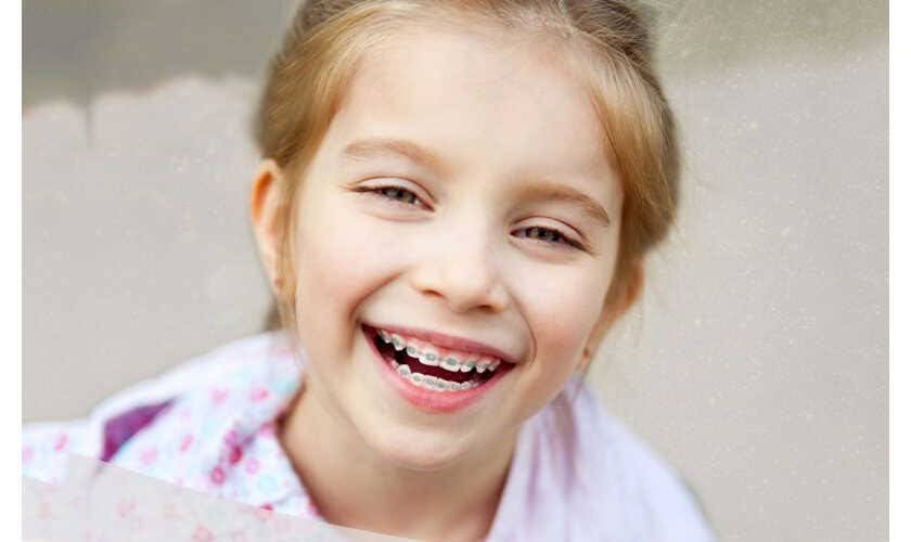 Răng mọc trên lợi: Nguyên nhân, dấu hiệu và cách xử lý hiệu quả Phương pháp tối ưu mà bác sĩ thường đưa ra cho trẻ bị răng mọc trên lợi là niềng răng