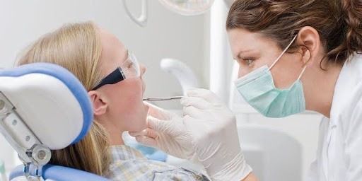 Đối với trẻ em, bác sĩ có thể theo dõi sự phát triển của răng và xương hàm từ sớm