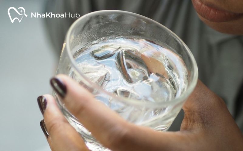 Không uống nước đá lạnh sau nhổ răng để giảm thiểu tác động tới vết thương