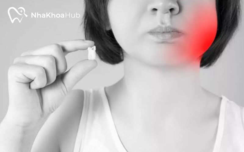 Vùng mặt bị sưng nghiêm trọng và đau đớn sau tiểu phẫu loại bỏ răng
