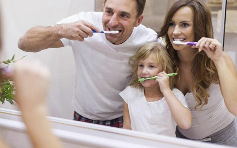 Tác hại của việc không nhổ răng sâu và cách xử lý an toàn Chăm sóc răng miệng hàng ngày đúng cách để phòng ngừa răng sâu