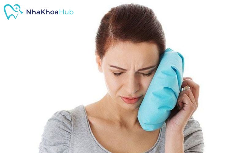 Tác hại của việc nhổ răng số 4 và cách xử lý an toàn Sau khi nhổ răng, chườm lạnh trong 24 giờ đầu tiên để giảm sưng đau