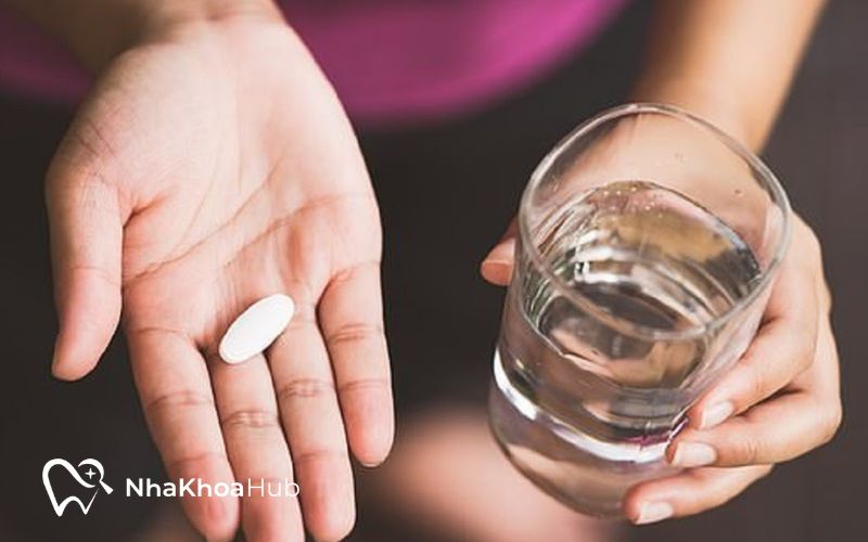 Sau khi nhổ răng nên uống thuốc đúng cách để tối ưu hiệu quả và ngăn ngừa n nhiễm khuẩn