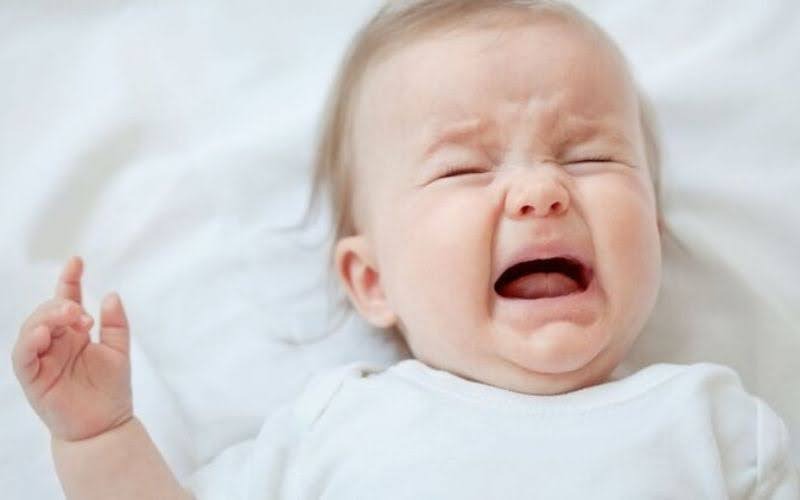 Tình trạng mọc 1 răng duy trì lâu khiến bé khó chịu, lười nhai và biếng ăn 