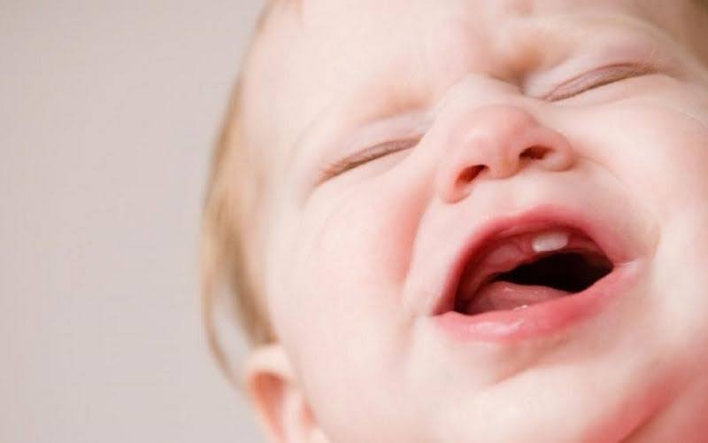 Trẻ mọc 1 răng dưới có nghịch không là mối quan tâm hàng đầu của phụ huynh