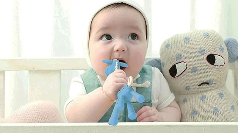 Ngứa lợi khiến trẻ luôn gặm cắn những đồ vật xung quanh 