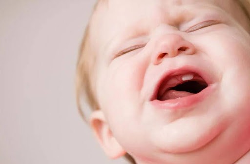 Trẻ mọc răng nanh sẽ quấy khóc nhiều hơn bình thường nên bố mẹ cần đặc biệt quan tâm 