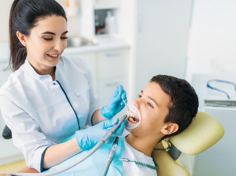 Cao răng tự rơi ra có tốt không? Nguyên nhân và lưu ý cần biết Thăm khám nha khoa định kỳ để loại bỏ cao răng an toàn và hiệu quả