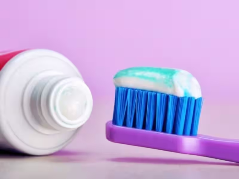 Thành phần fluor trong kem đánh răng giúp ngăn ngừa sâu răng và hỗ trợ tái khoáng hóa men răng, cho răng chắc khỏe hơn
