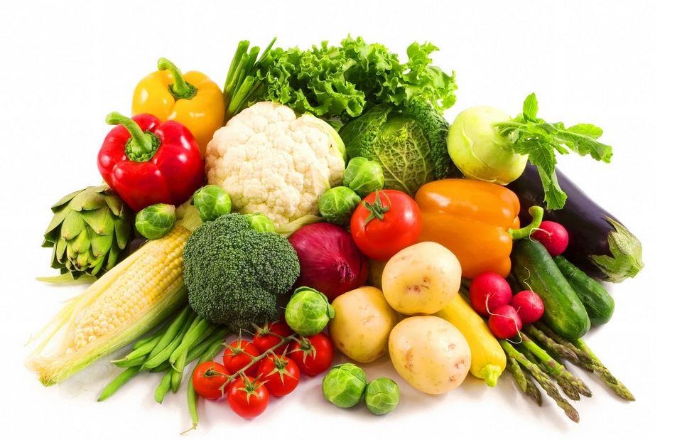 Trái cây giòn và rau xanh không chỉ cung cấp nhiều vitamin, khoáng chất cần thiết mà còn làm sạch răng tự nhiên