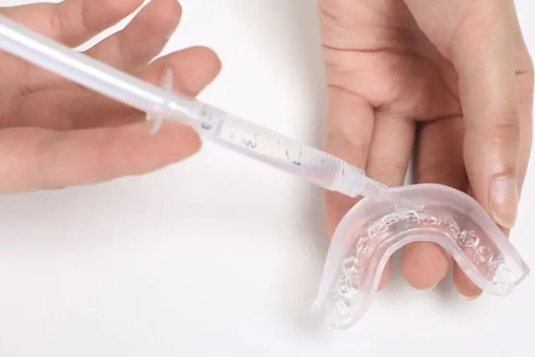 Bơm lượng dung dịch tẩy trắng răng vừa đủ vào máng