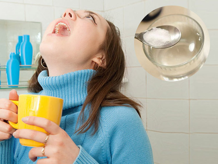 Súc miệng với nước muối sinh lý giúp sát khuẩn và làm sạch khoang miệng