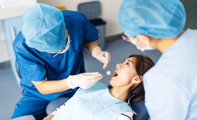 Sau khi lấy cao răng kiêng gì? Những thực phẩm nên ăn Hãy đến cơ sở nha khoa ngay nếu bạn gặp bất kỳ dấu hiệu bất thường sau khi lấy cao răng