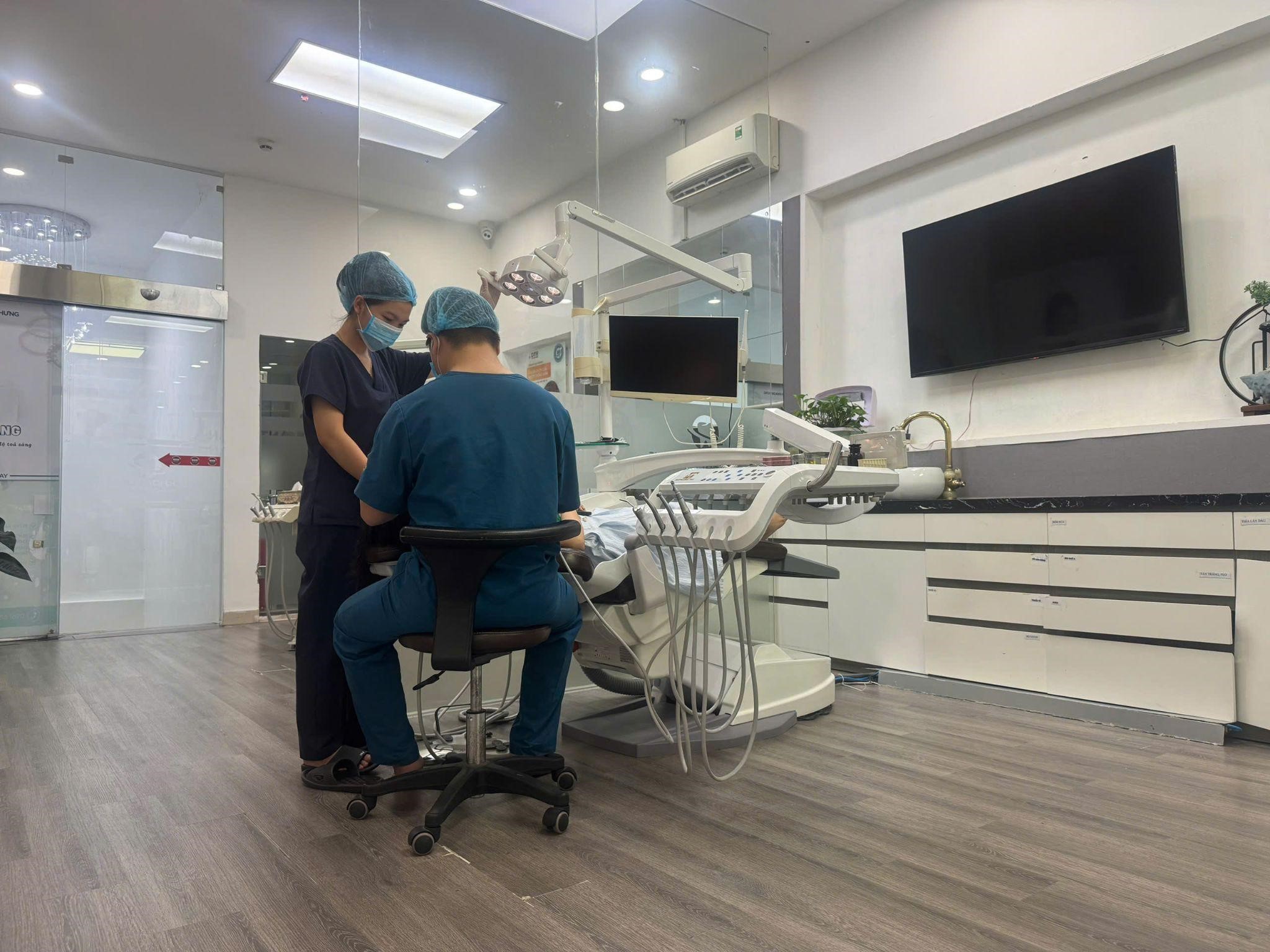 Bác sĩ và kỹ thuật viên luôn sẵn sàng giải đáp miễn phí mọi thắc mắc của khách hàng trong quá trình thăm khám