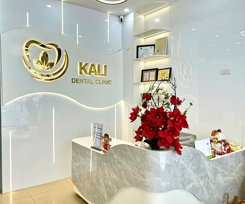 Có nên chọn nha khoa Kali để chăm sóc và thẩm mỹ răng không? Nha khoa Kali nằm ở khu vực Thọ Tháp, trung tâm quận Cầu Giấy – nơi tập trung đông dân cư