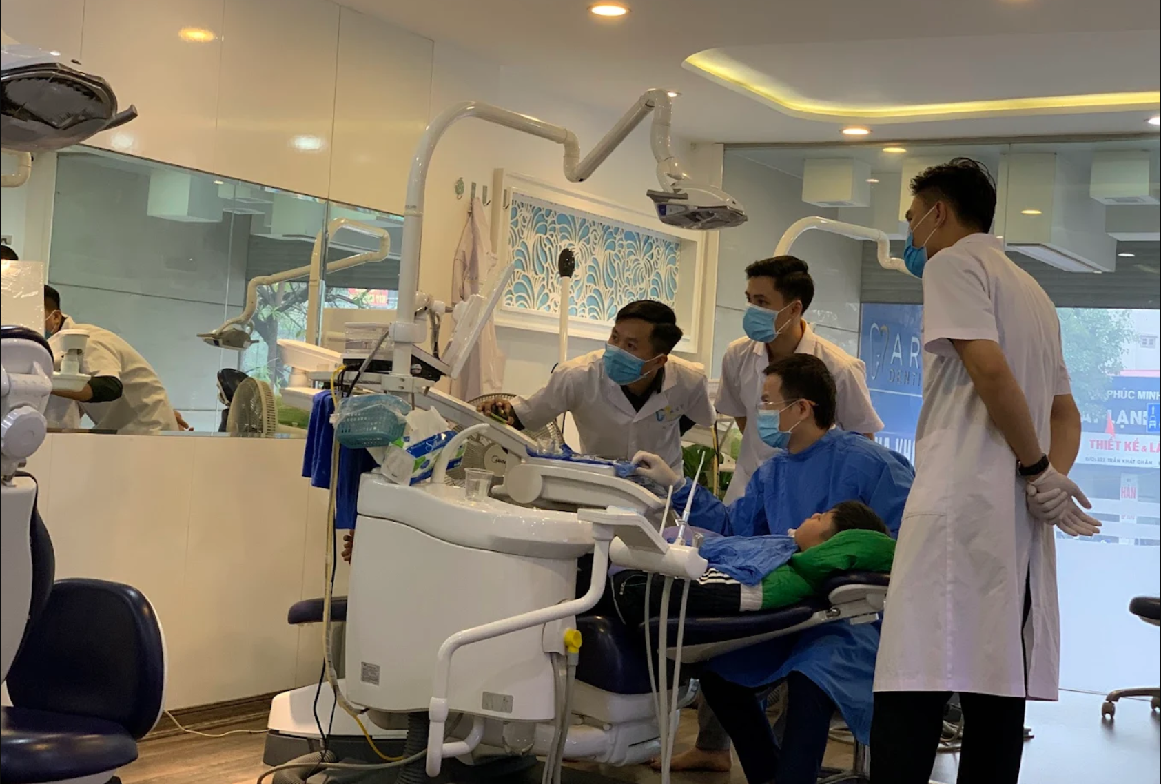 Phó Giáo sư, Tiến sĩ, Bác sĩ Nguyễn Xuân Thực là chuyên gia răng miệng hàng đầu