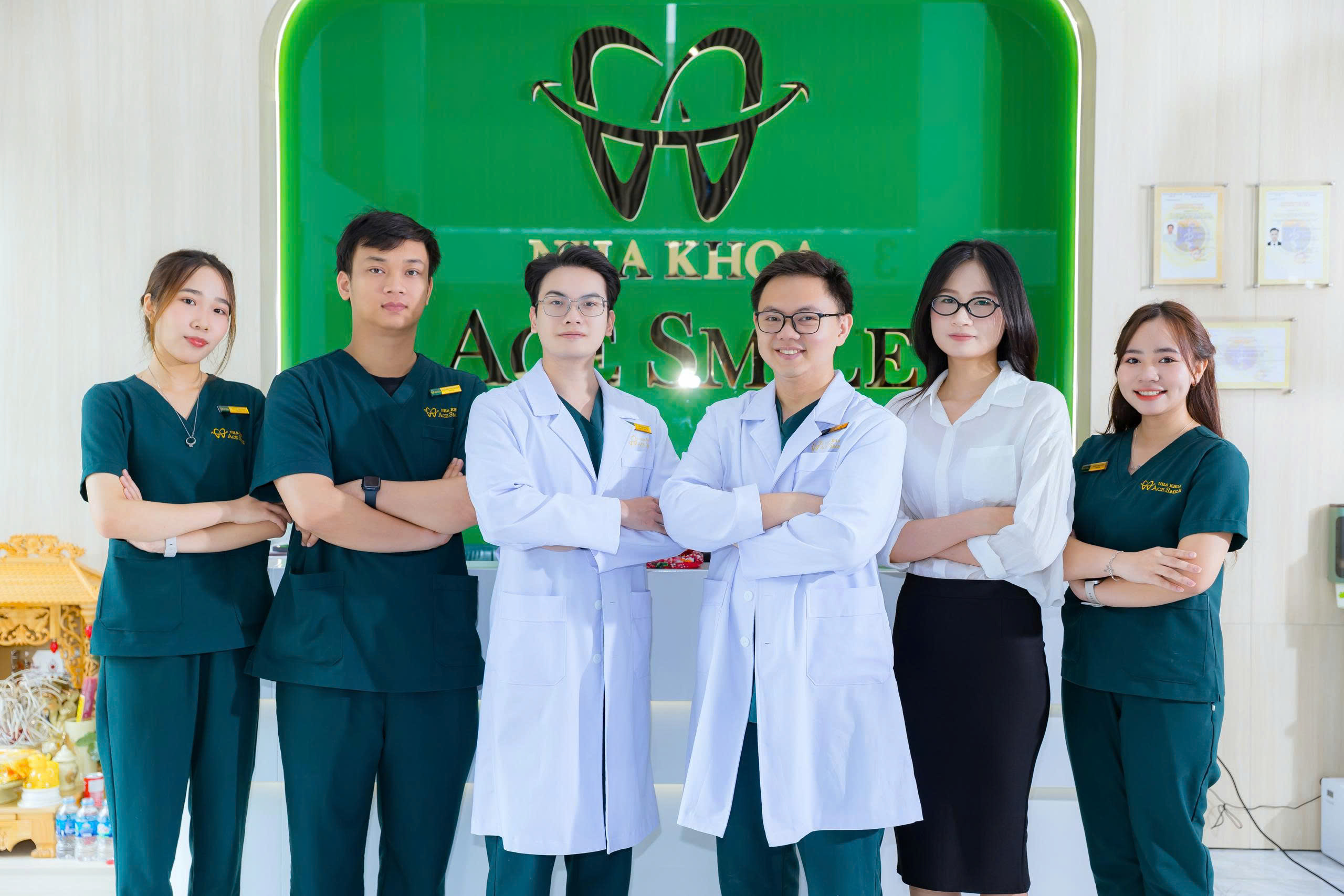 Toàn bộ bác sĩ tại nha khoa đều là Thạc sĩ - Bác sĩ chuyên khoa Răng Hàm Mặt tốt nghiệp từ Đại học Y Hà Nội