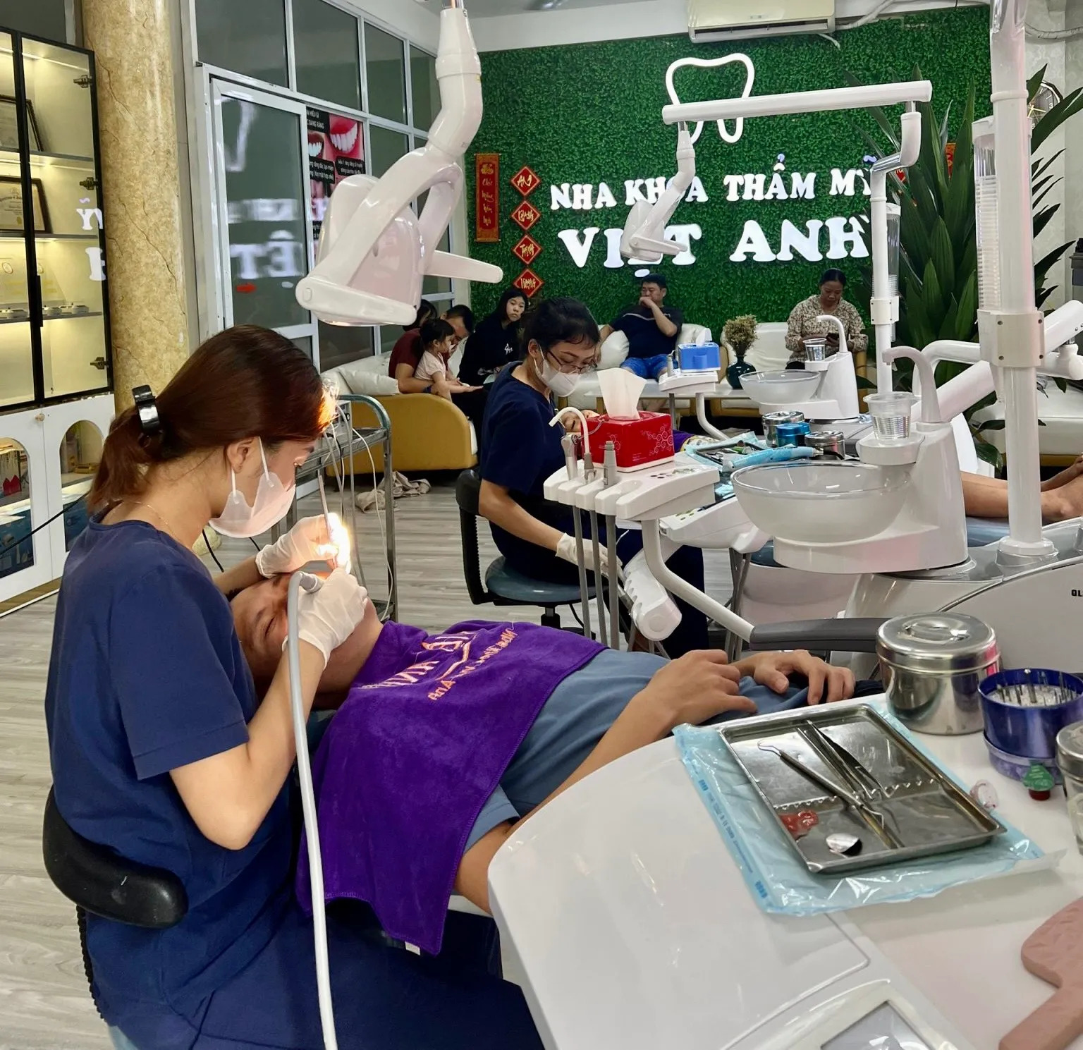 Phòng khám đặc biệt chú trọng vào các kỹ thuật thẩm mỹ và cấy ghép Implant hiện đại nhằm mang lại nụ cười tự tin và khỏe mạnh cho khách hàng