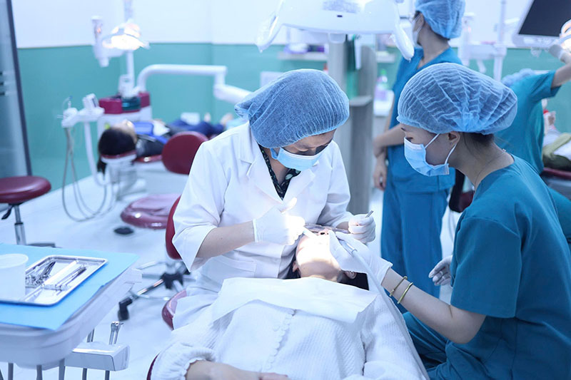 Nha khoa Quốc An – Phòng khám uy tín, đặt lịch khám nhanh Đội ngũ phụ tá tận tình tư vấn lợi ích và hạn chế trong từng phương pháp điều trị