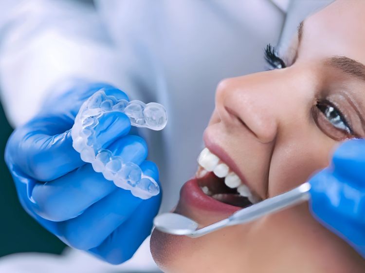 Niềng răng khay trong suốt có nhiều ưu điểm vượt trội so với mắc cài truyền thống